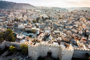 תמונה ראשית: Skyline of the Old City in Jerusalem with Damascus Gate Israel. Middle east. באדיבות: Bigstock