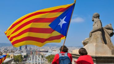 דגל קטלוניה מעל ברצלונה. תמונה ראשית: Bigstock