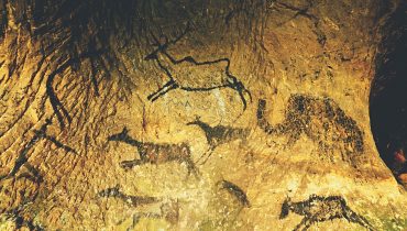 ציור קיר במערה מתקופת האבן. תמונה ראשית: Bigstock
