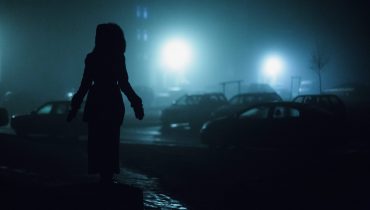 צללית אישה וברקע רחוב חשוך. קרדיט תמונה ראשית: Bigstock