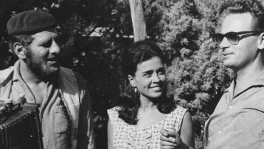צילום מאחורי הקלעים מן הסרט "סאלח שבתי". מימין לשמאל: אפרים קישון, גאולה נוני וחיים טופול. 1963. צלם לא ידוע