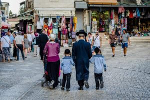 משפחה חרדית בירושלים, באדיבות bigstock