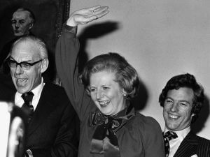 תמונה: מתוך flickr by Tullio Saba. Margaret Thatcher (1925-) the leader of the Conservative party, with her husband Dennis (l) and son Mark, waves to celebrate her victory in the 1979 General election, to become Britain's first female Prime Minister.