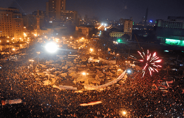 מאות אלפים מצריים חגגו ב-11 בפברואר בכיכר א-תחריר לאחר הודעת עומר סולימאן שנשיא מצרים חוסני מובארק התפטר מתפקידו. מתוך ויקיפדיה