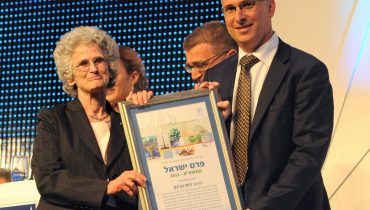 רות גביזון בעת קבלת פרס ישראל לשנת התשע"א, 2011 / צילום: משה מילנר, לע"מ
