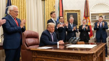 הנשיא טראמפ וצוותו הבכיר לאחר הצהרה על הסכם הנורמליזציה בין ישראל ואיחוד האמירויות בחדר הסגלגל בבית הלבן, 13 אוגוסט 2020