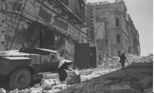 בית שיזוק בירושלים, מלחמת העצמאות, יוני 1948. צילום: הנס פין, לע"מ
